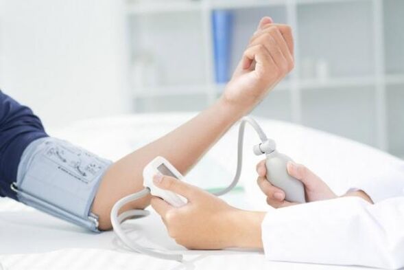 simptomi visokega krvnega tlaka